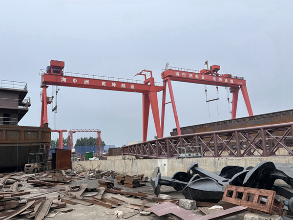 山東青島造船門式起重機(jī)廠家造船門式起重機(jī)通用性強(qiáng)