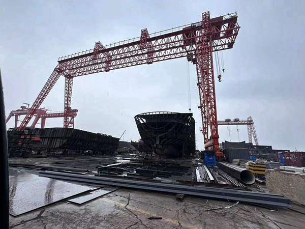 山東煙臺(tái)造船門式起重機(jī)廠家造船門式起重機(jī)作業(yè)能力強(qiáng)
